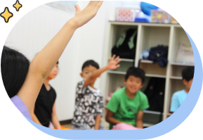 元気に手を挙げています