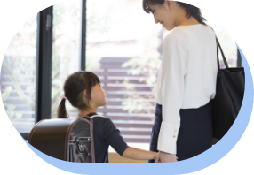 ボードを使って英単語を学ぶ児童