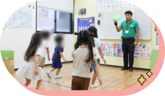 アルファベットの問題に答える児童